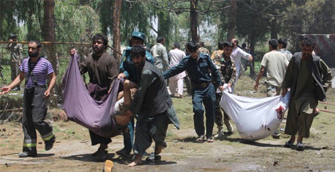 Afganistan'da bankaya bombalı araçla saldırı
