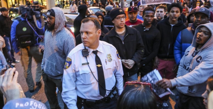 ABD'de binlerce kişi polis şiddetini protesto etti