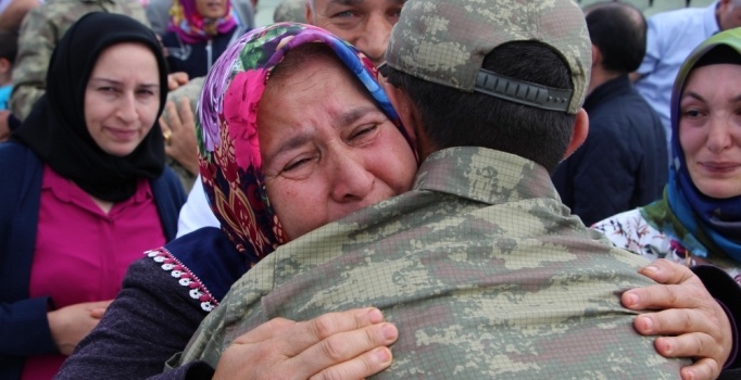 Sivas'ta acemi erlerin yemin töreninde duygu dolu anlar yaşandı