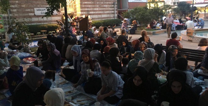 Gönülleri de doyuran iftar yemeği