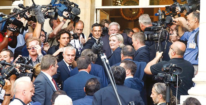 Le Pen ağır konuştu: Macron onu paçavra gibi kullandı