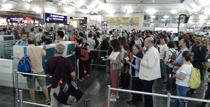 Atatürk Havalimanı'nda bayram yoğunluğu başladı