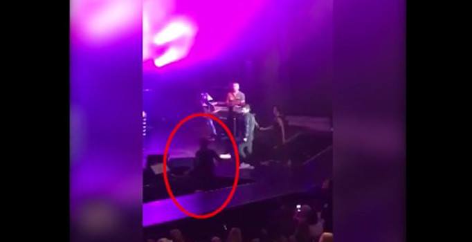 Kenan Doğulu sahneden düştü