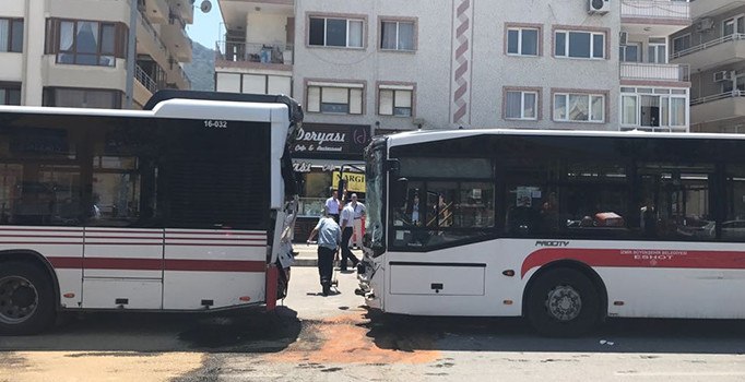 İzmir'de halk otobüsleri çarpıştı: 11 yaralı