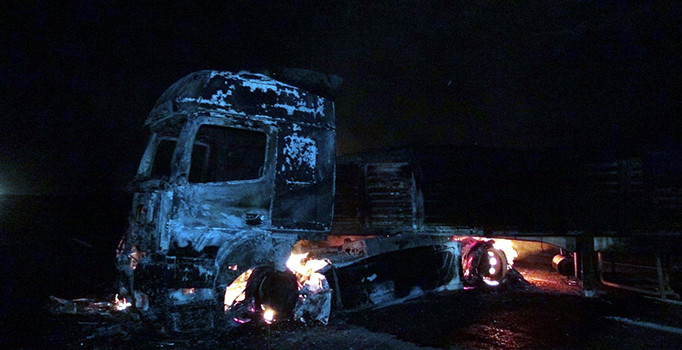 Tunceli'de PKK'lı teröristler yol kesip araç yaktı
