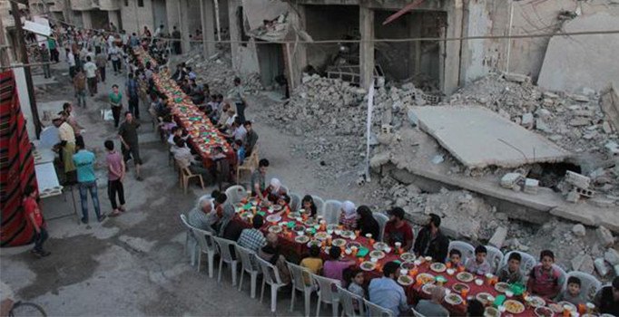 Suriye'de 2 bin kişiye verilen iftar sosyal medyada binlerce kez paylaşıldı
