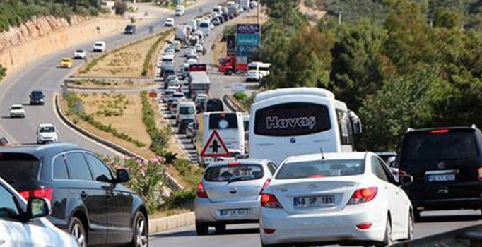 Tatilciler Bodrum'a akın etti: 15 dakikalık yolu 4 saatte geçtiler