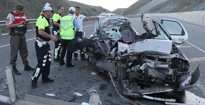 Erzincan'da trafik kazası: 5 ölü