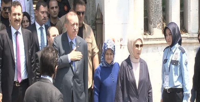 Cumhurbaşkanı Erdoğan anne ve babasının kabirlerini ziyaret etti