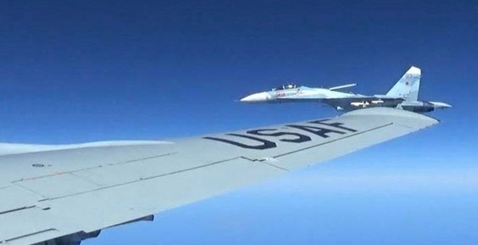 Havada gergin dakikalar: Rus jeti ABD savaş uçağının 1,5 metre uzağında