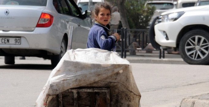 Adana'da Suriyeli 3 küçük kardeşin ekmek mücadelesi