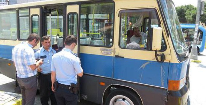 Maltepe'de sürücüsü bayılan minibüsü yolcular durdurdu