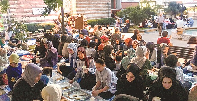 Gönülleri doyuran iftar