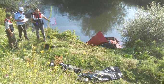 Kütahya'da otomobil çaya devrildi: 2 ölü