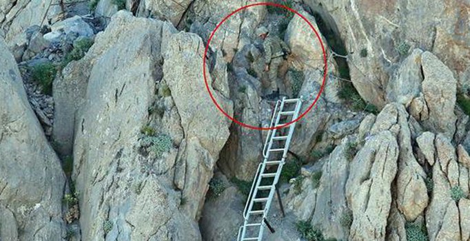 Hakkari'de zirvede zorlu nöbet: Tam 157 merdiven çıkıyor
