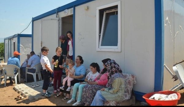 Manisa'da depremzedelerin konteyner evlerde bayram sevinci