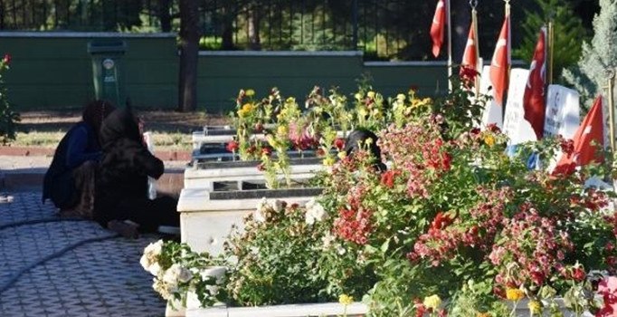 Malatya'da şehitlikte hüzünlü bayram