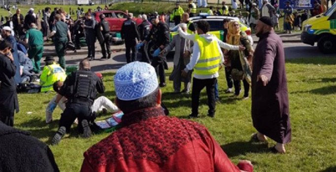 İngiltere'de bir araç bayramlaşan kalabalığın arasına daldı