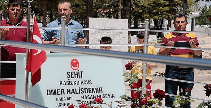 Kahraman şehit Halisdemir'in kabrine bayram ziyareti