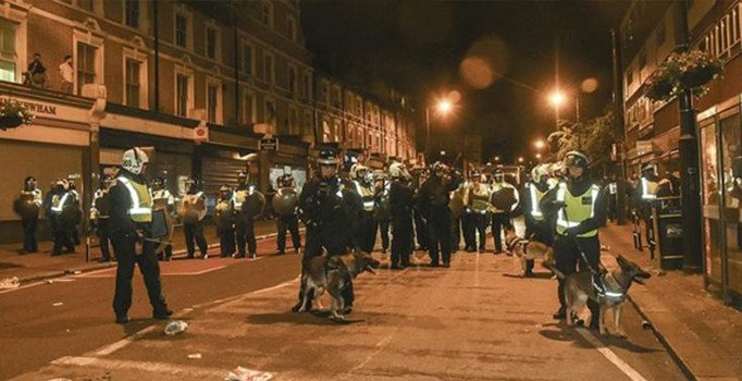 Londra'da gergin gösteri