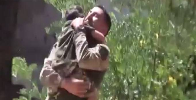 Mardin'de operasyondan dönen askerin oğluyla buluşması herkesi ağlattı