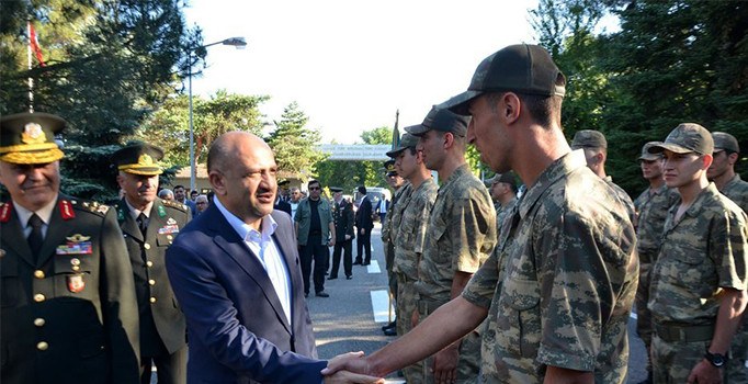 Bakan Fikri Işık Kocaeli'de askerlerle bayramlaştı