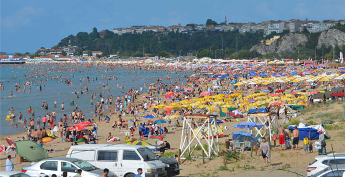 Şile'de insan seli... Zabıtalar girişleri durdurdu