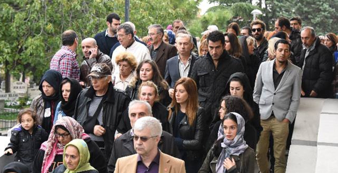 Sinem Kobal anneannesine veda etti | En büyük destekçisi Kenan İmirzalioğlu oldu