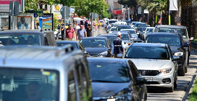 Çanakkale’de bayram sonrası araç kuyruğu devam ediyor