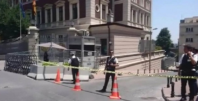 Taksim'de Alman Konsolosluğu binası önünce şüpheli paket alarmı | Son dakika haberleri