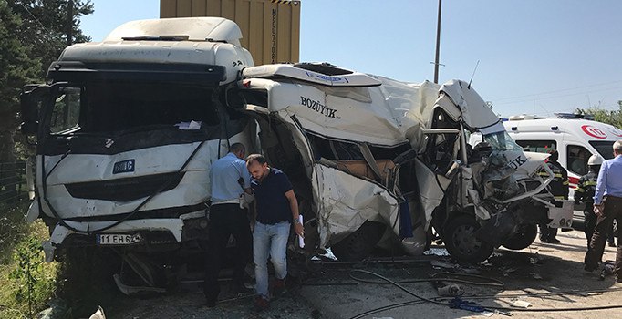 TIR'ın arkasında park eden minibüse arkadan gelen TIR çarptı: 6 yaralı
