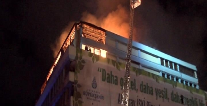 İstanbul Aksaray'da eski İSKİ binasında yangın çıktı