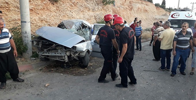 Otomobil elektrik direğine çarptı: 1 ölü, 4 yaralı