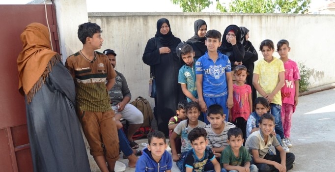 Balıkesir'de botları batmak üzere olan 45 kaçak göçmen kurtarıldı