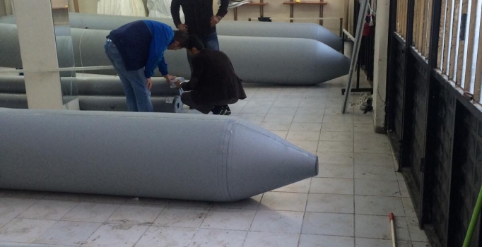 İnsan kaçakçıları zodiyak bot üretimi için atölye bile kurmuş