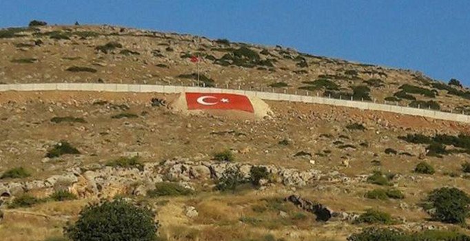 Suriye sınırına dev Türk bayrağı