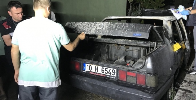 Bursa'da 2 otomobil kundaklandı