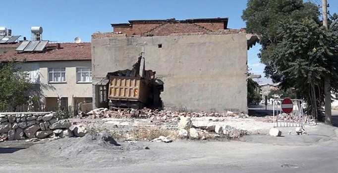 Malatya'da eve giren kamyon 10 aydır çıkarılamadı