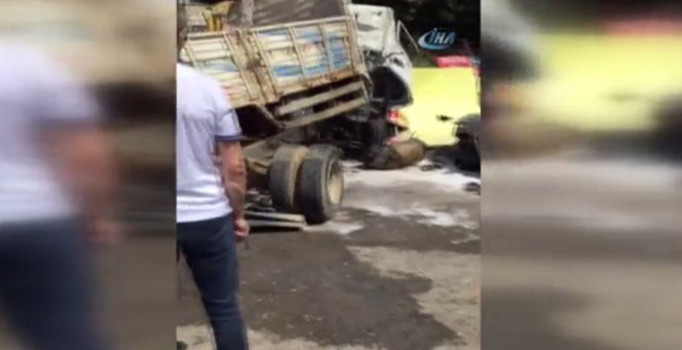 Son dakika! Beykoz'da hafriyat yüklü kamyon araçların arasına daldı: Yaralılar var