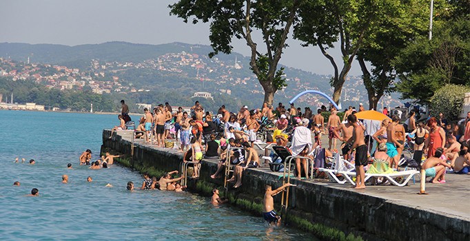 İstanbul'da termometreler 40 dereceyi gösterdi: Sahiller tıklım tıklım