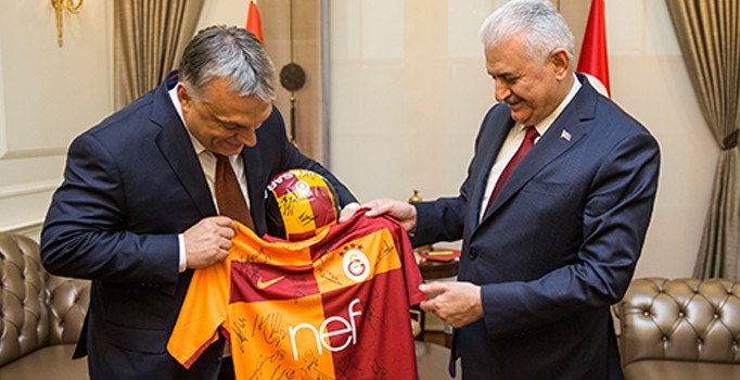 Macaristan Başbakanı Viktor Orban'a forma sürprizi