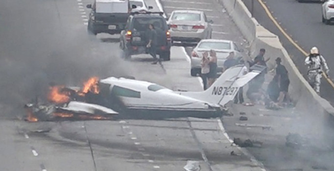 ABD'de otobana uçak düştü