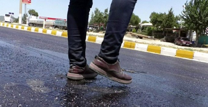 Denizli'de aşırı sıcaklar asfaltı eritti