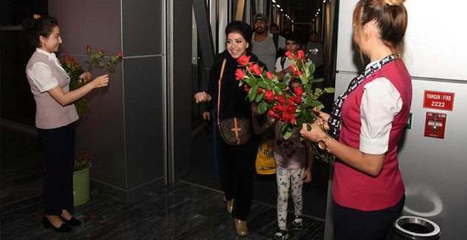 Arap turistler gülle karşılandı