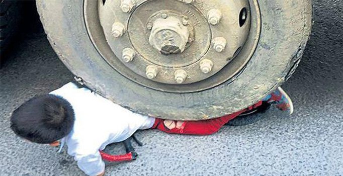 Kartal'da hafriyat kamyonunun altında kalan küçük çocuk şans eseri kurtuldu