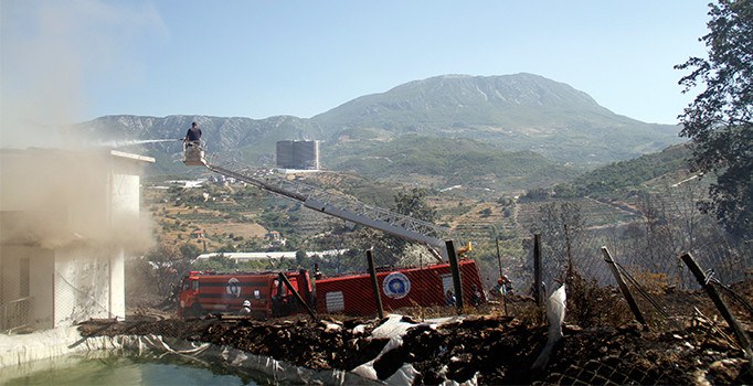 Alanya'da iki gündür devam eden yangın villalara sıçradı