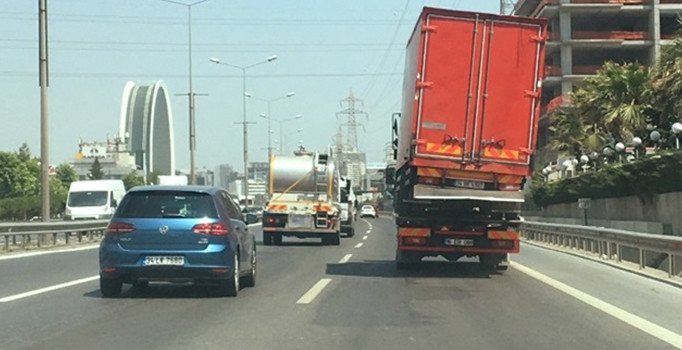 Çekicideki yamuk kamyon kazaya davetiye çıkardı