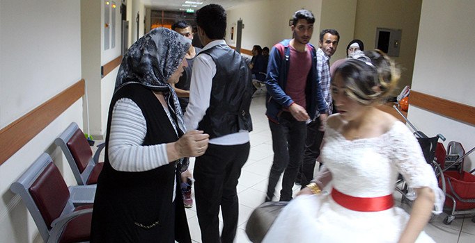 Ardahan'da düğünde yemekten zehirlenen 143 kişi hastaneye kaldırıldı