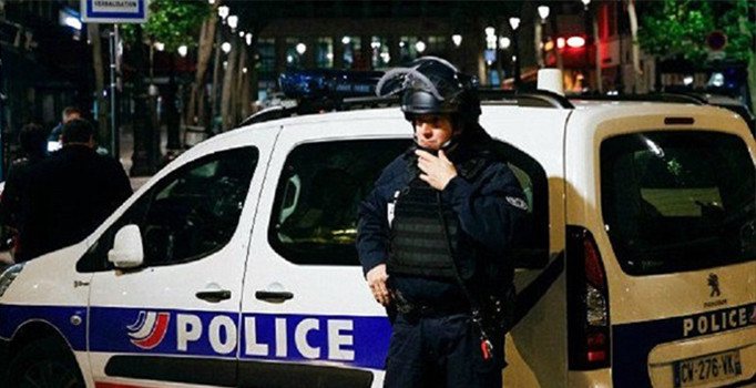 Fransa'da cami önünde silahlı çatışma