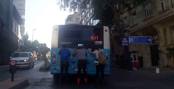 Beyoğlu'nda patenci gençlerin tehlikeli yolculuğu